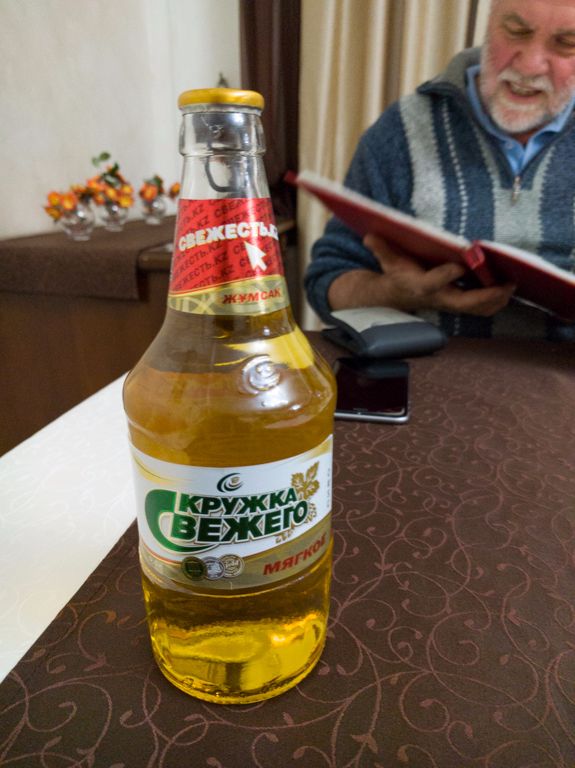 Uralszkban Tiborral egy helyi sör melett tanulmányozzuk az étlapot, de nem értünk belőle semmit sem.