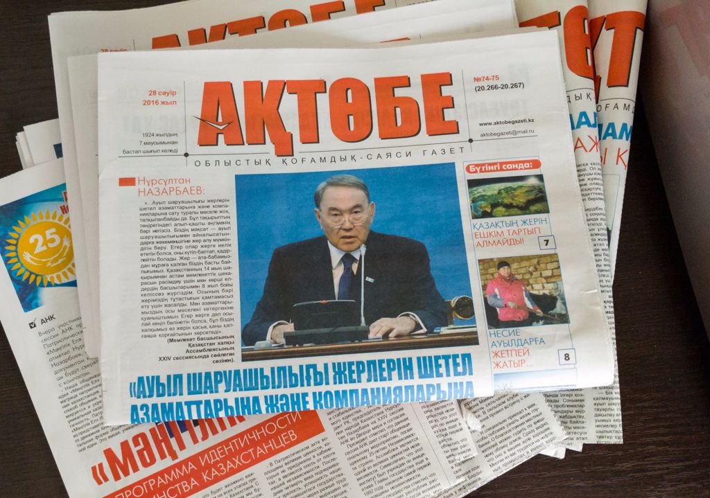 A helyi diktátor, Nurszultan Nazarbaev az aktobei újságban.