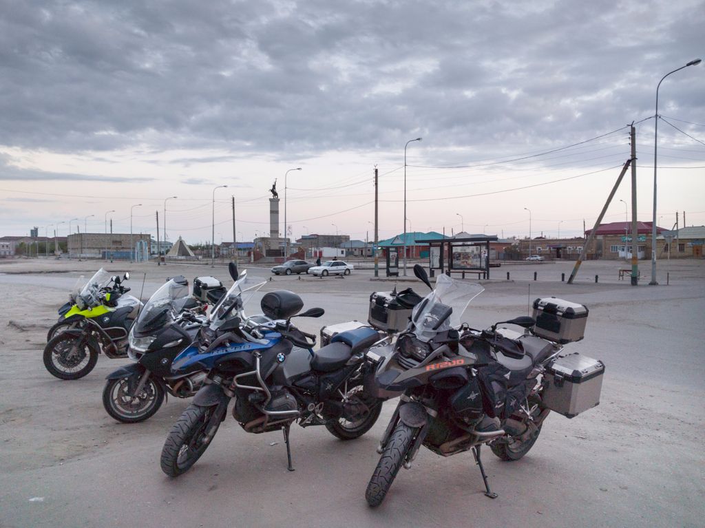 Motorok Aral főterén.