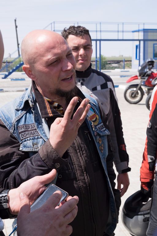 A megbeszéltek szerint a bajkonuri motorosklub elnöke, Vologya ...