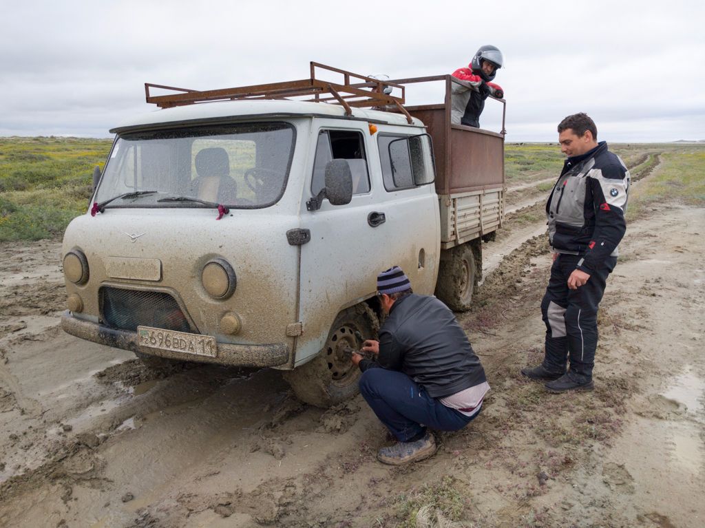 Itt elakadtunk a sárban, de a kazah sofőr gyorsan orvosolta a helyzetet.