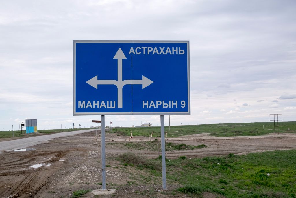 A kazah-orosz határ közelében újabb borzalmas útszakasz és a zsírdisznó várt ránk. Ez utóbbi egy kazah rendőr volt aki meg akart büntetni mert átmentünk a határszakaszba eső faluján. Úgy tűnik ez törvénybe ütköző cselekedet. Végül az asztanai konzulátus kisegített minket a bajból.