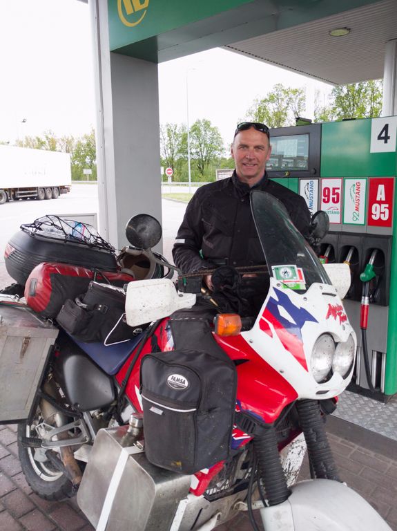 Olasz motoros aki egyedü tartott Kazahsztánba.