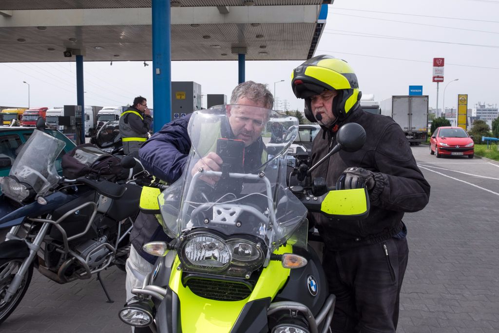 Merre kell menni? Gábor - a túravezetőnk - és Tibor konzultál a GPS-el.