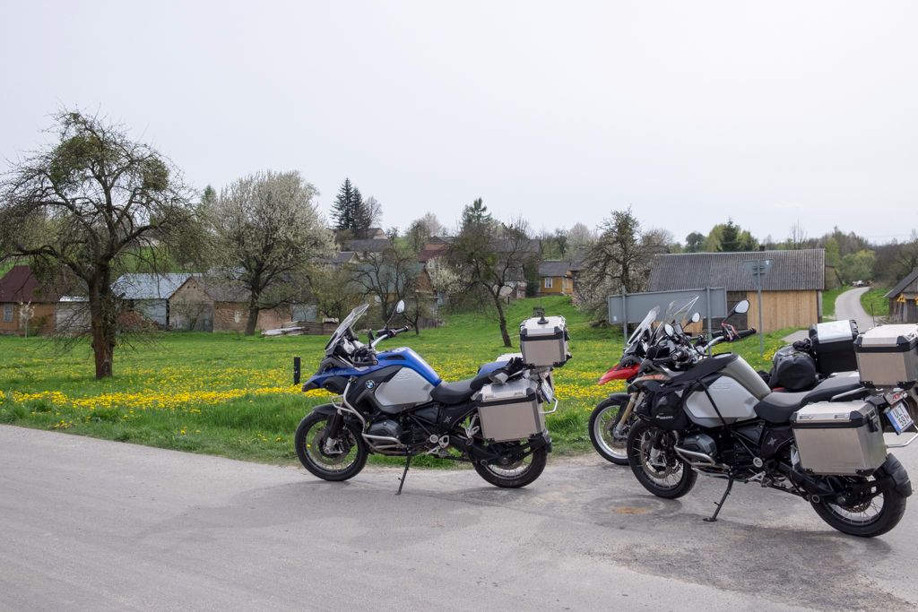 Lengyel táj motorokkal. Itt még szépek, tiszták és konszolidáltak vagyunk. Lesz ez majd másképp.