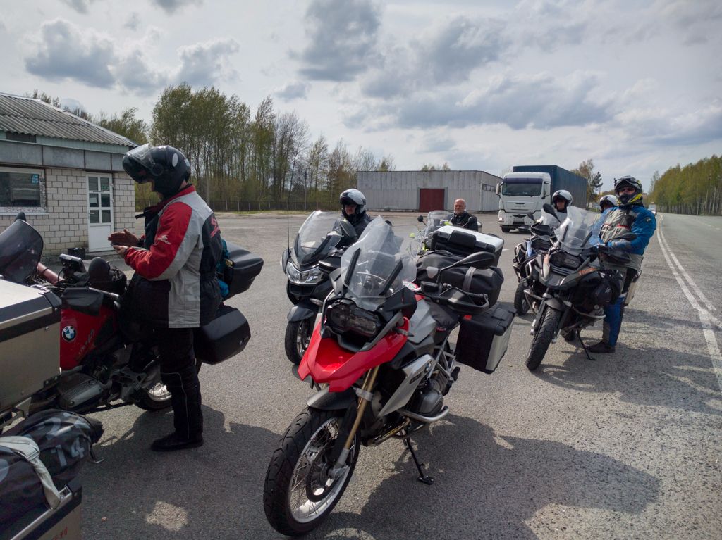 A hátunk mögött Belarusz, a nyírfákkal és fenyőkkel tűzdelt hosszú egyenesek országa ...