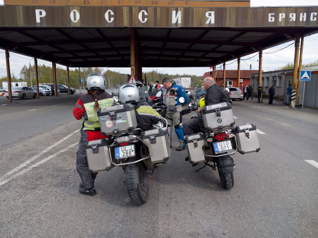 ... előttünk a nagy medve, Oroszország.