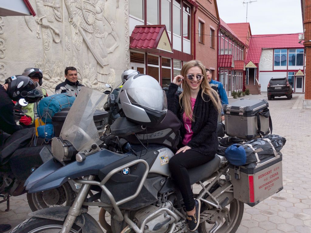 Ő kérés nélkül is felült a motorra, villantott egy széles mosolyt és kérte a fényképet.