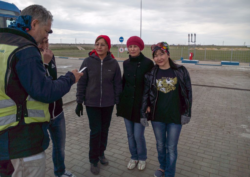 Társadalmi munkát végző nők az egyik benzinkútnál. A baloldalival egész jól szót értettünk németül.