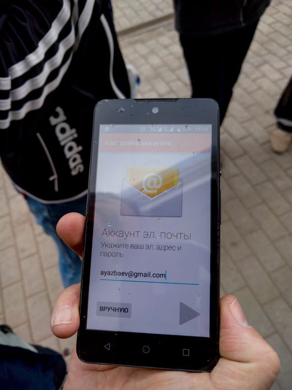 Egy közös fotó után email cím csere következik.