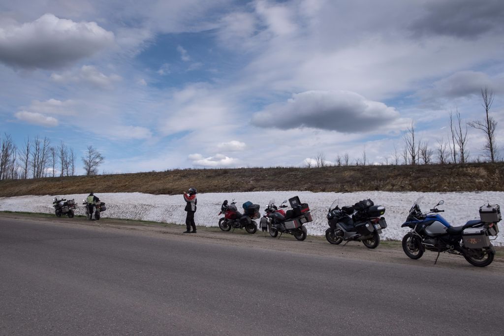 Ezen a hágón még havat találtunk. Fáztunk is cudarul. A hideg mellé ráadásként kitartó, 40 km/h-ás szembeszél társult.