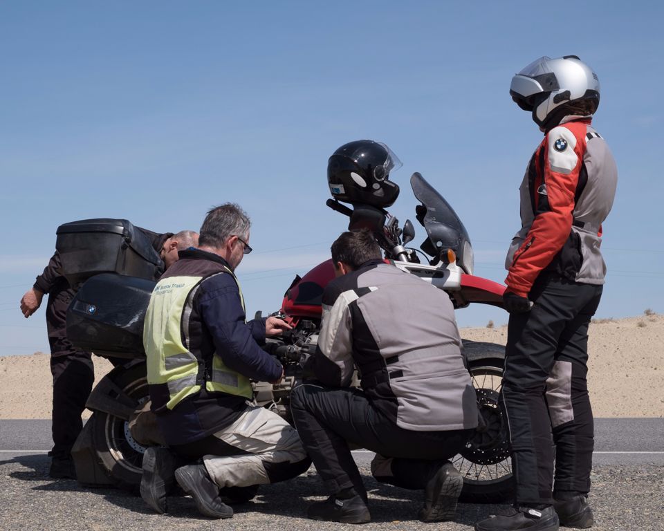 2. szerelés. Ezúttal Emil motorján az injektorhoz vezető benzincső szabadult el.