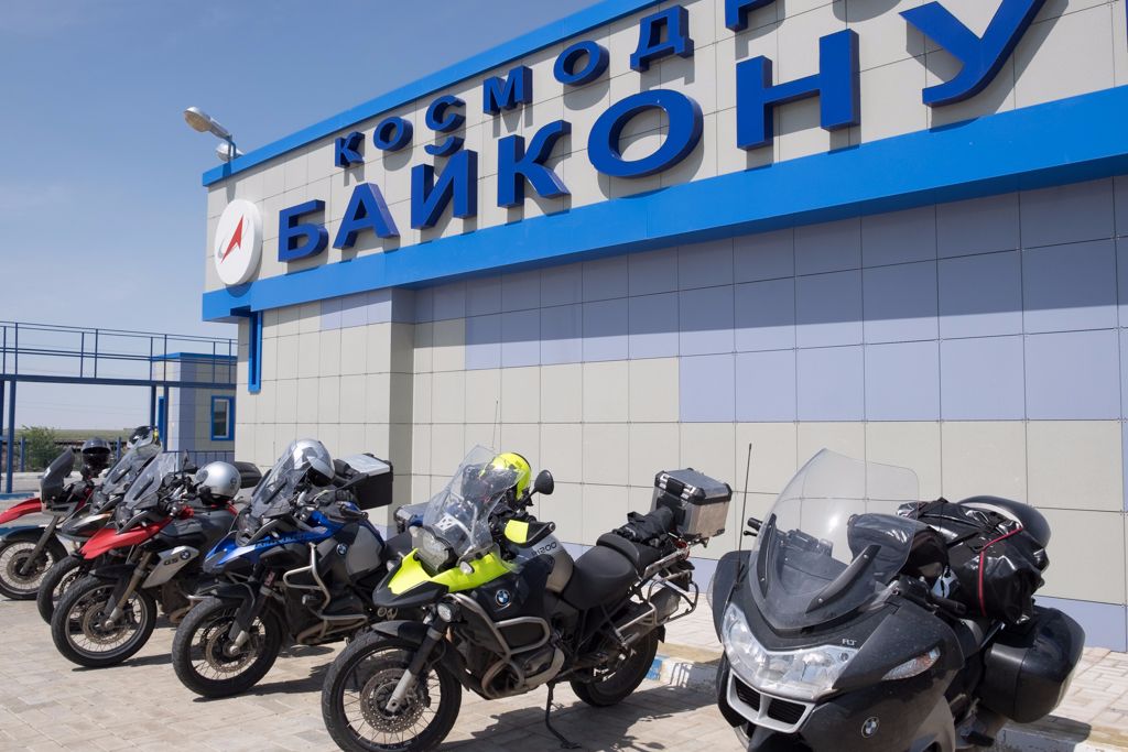 Bajkonurt - mivel már nem belföldön van és sok vita folyik a bérleti díjról - 2050-ig be fogják zárni. Helyette új űrkikötő épül Vosztocsnijban az orosz távolkeleten.