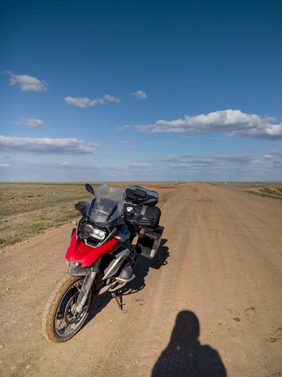 A motor nagyon jól bírja, a motoros már csak önmaga árnyéka :-)