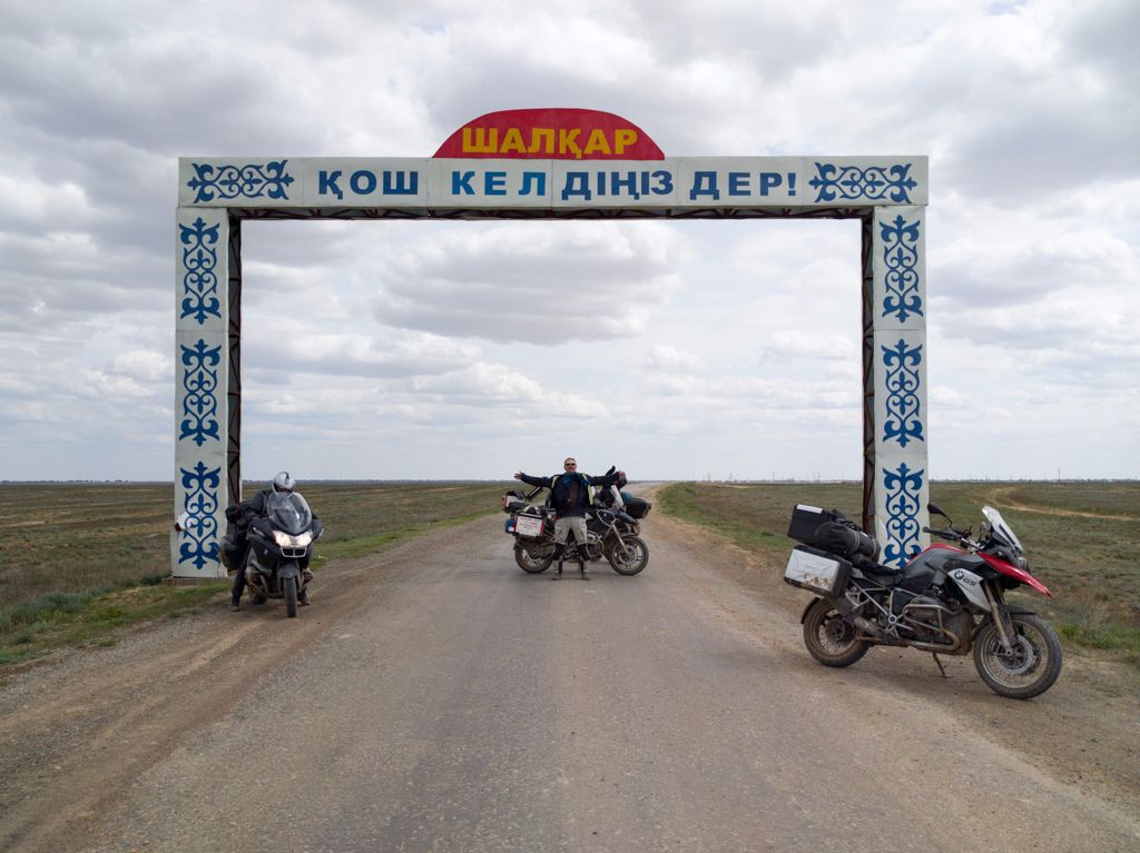 Túléltünk 200 kilométer rettenetes földúton való motorozást megspékelve egy a sztyeppén, sátorban töltött, szúnyogokkal gazdagon tálalat éjszakával!