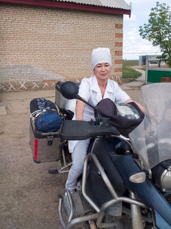 ... és a szakácsnőt ráültettük a motorra.