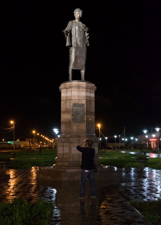 Fariza, a kazah költőfejedelem szobra.