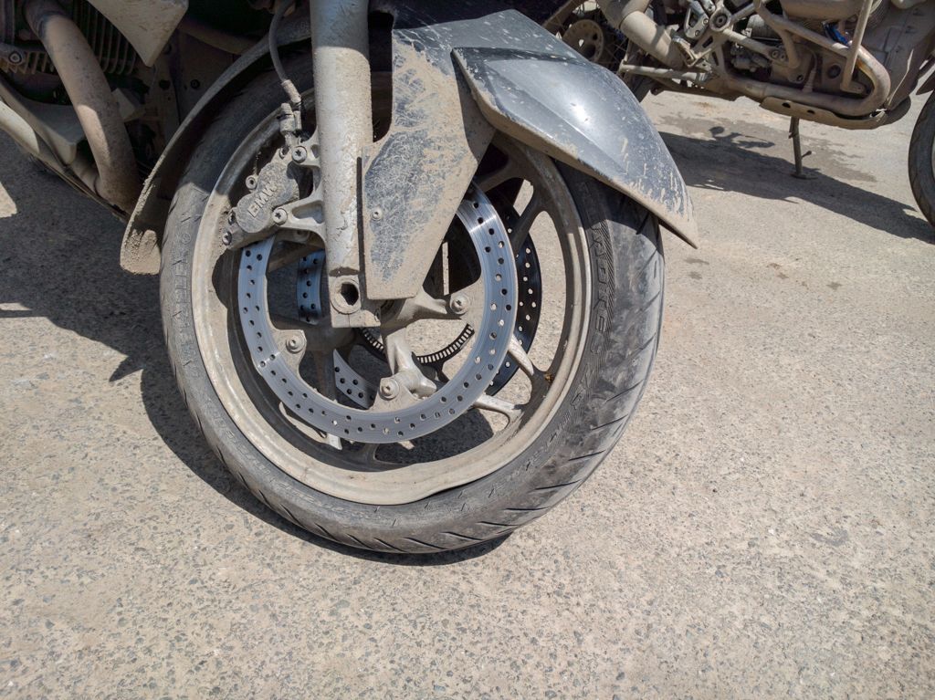 5. szerelés. Misi motorján a felütést csak részlegesen orvosolta nagykalapáccsal egy gumis Asztrahánban. Azt külön kellett kérni, hogy a kalapács és a felni közé hadd kerüljön egy fadarab is.