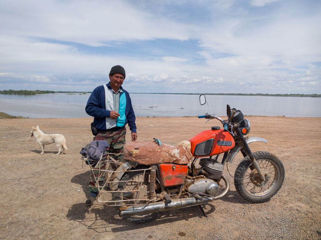 Motoros a Volga partján. Megfeleztünk egy müzlit, ő beszélt, én nem értettem, de azért jó barátságban és sűrű kézrázással váltunk el.