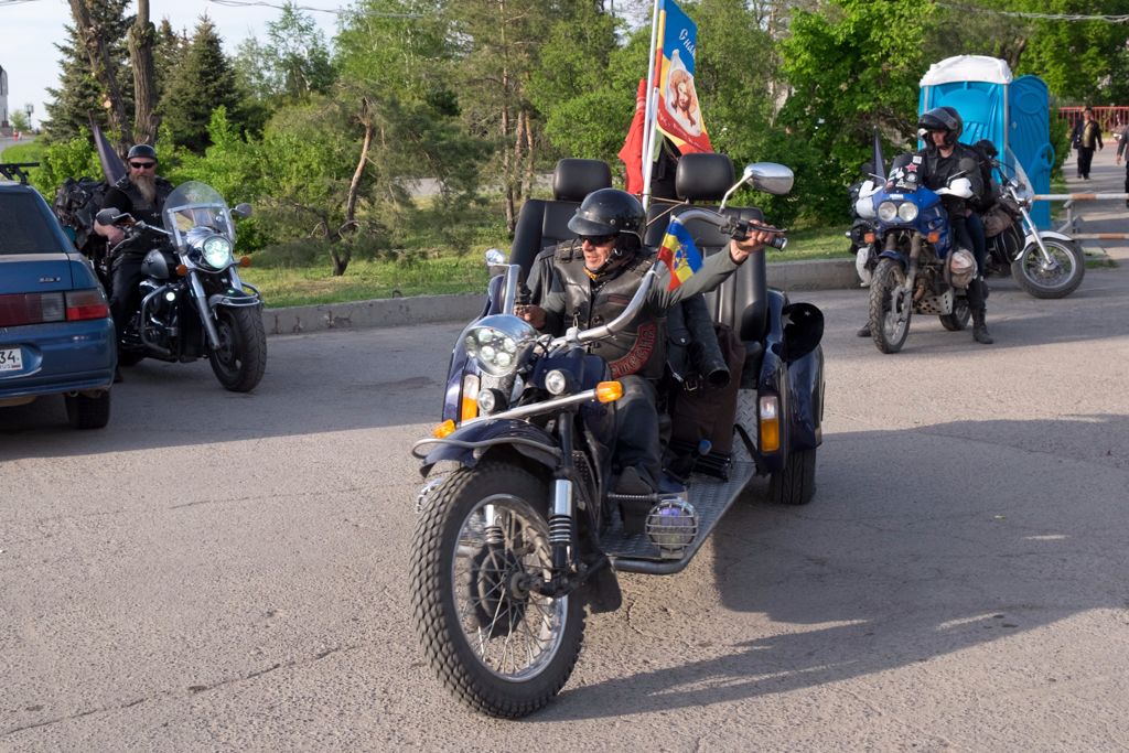 ... amelyiknek a főnöke egy Zsiguli autó motorjára épített saját készítésű trikeot hajtott.