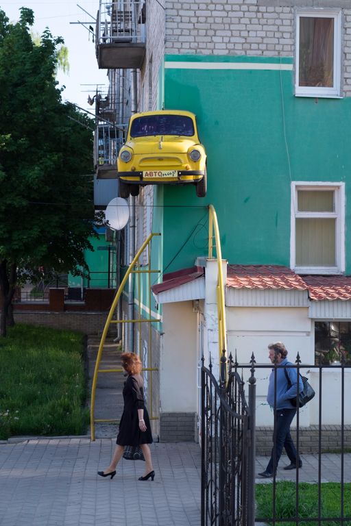 Az Ukrajnába való beléptetés 4 órát tartott. Emaitt Kiev helyett egy Hlukiv nevű határ melletti kisvárosban szálltunk meg. Itt fogadott reggel ez a látvány.