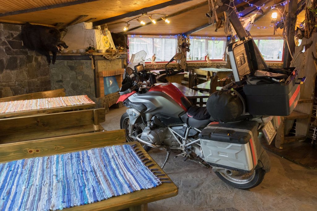 Zárt helyen, azaz  a vendéglőben aludtak a motorok.