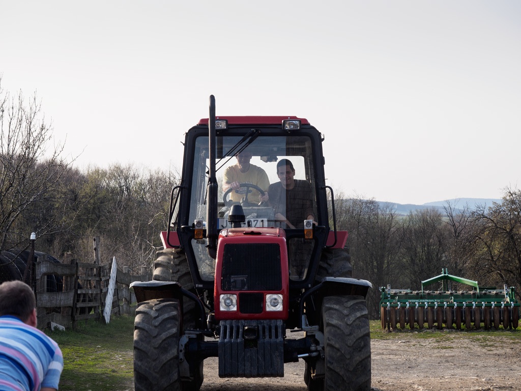 Jön a traktor.
